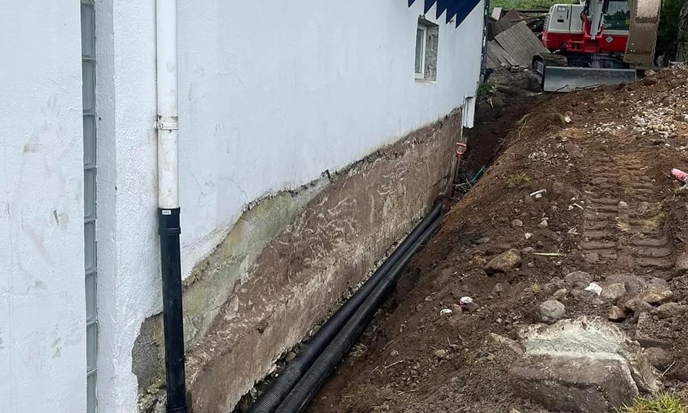 Dreneringsarbeid ved en grunnmur. Arbeidsfoto som viser situasjonen; ikke en stedfestet kundereferanse.